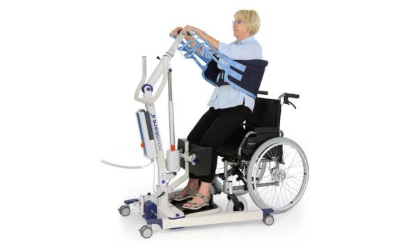 Novacare Standsupport Sling im Einsatz mit Rollstuhl